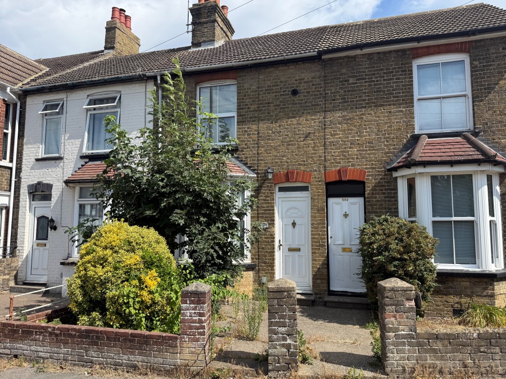 Lot: 200 - VACANT TWO-BEDROOM HOUSE - Mid-terrace house